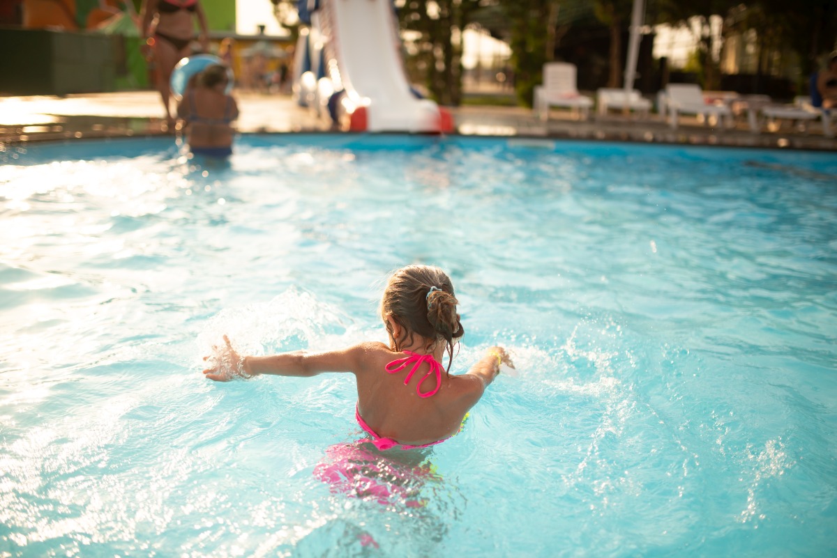 Annega in piscina a 5 anni, la giudice ferma il processo alla mamma: “Il suo dolore è già una condanna” - Repertorio
