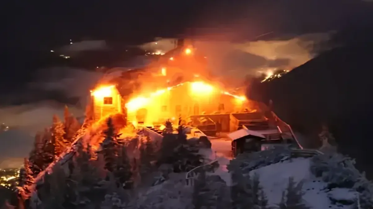 In fiamme il "Nido dell'Aquila" sulle Alpi bavaresi, fermato un uomo - L'edificio sul monte Obersalzberg, nella Germania orientale, in fiamme (Afp)