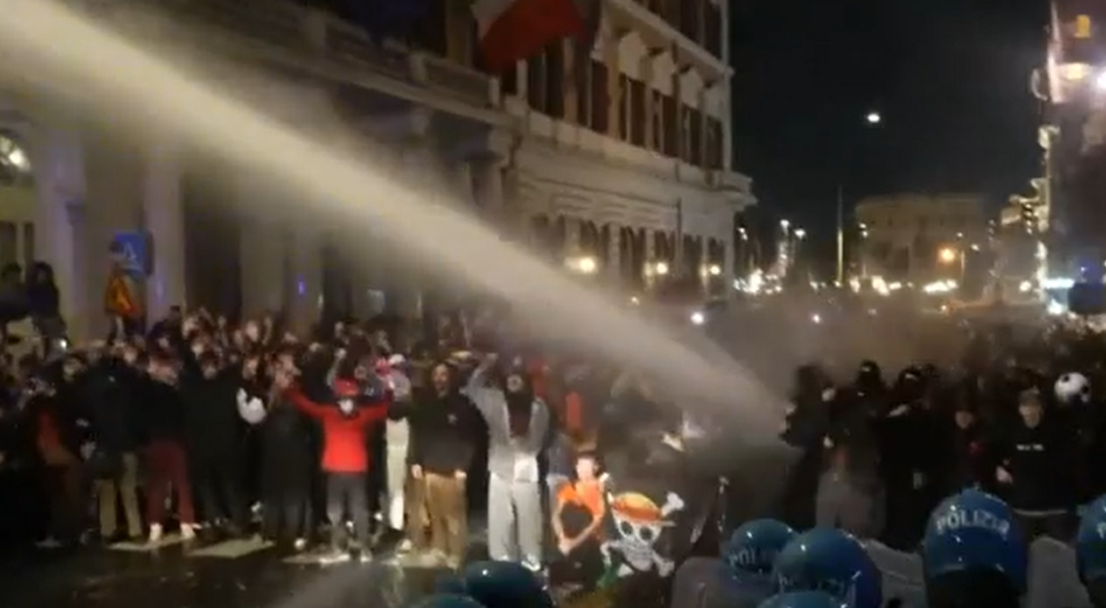 Scontri ai cortei, 19 feriti a Bologna - ©Un fotogramma RaiNews