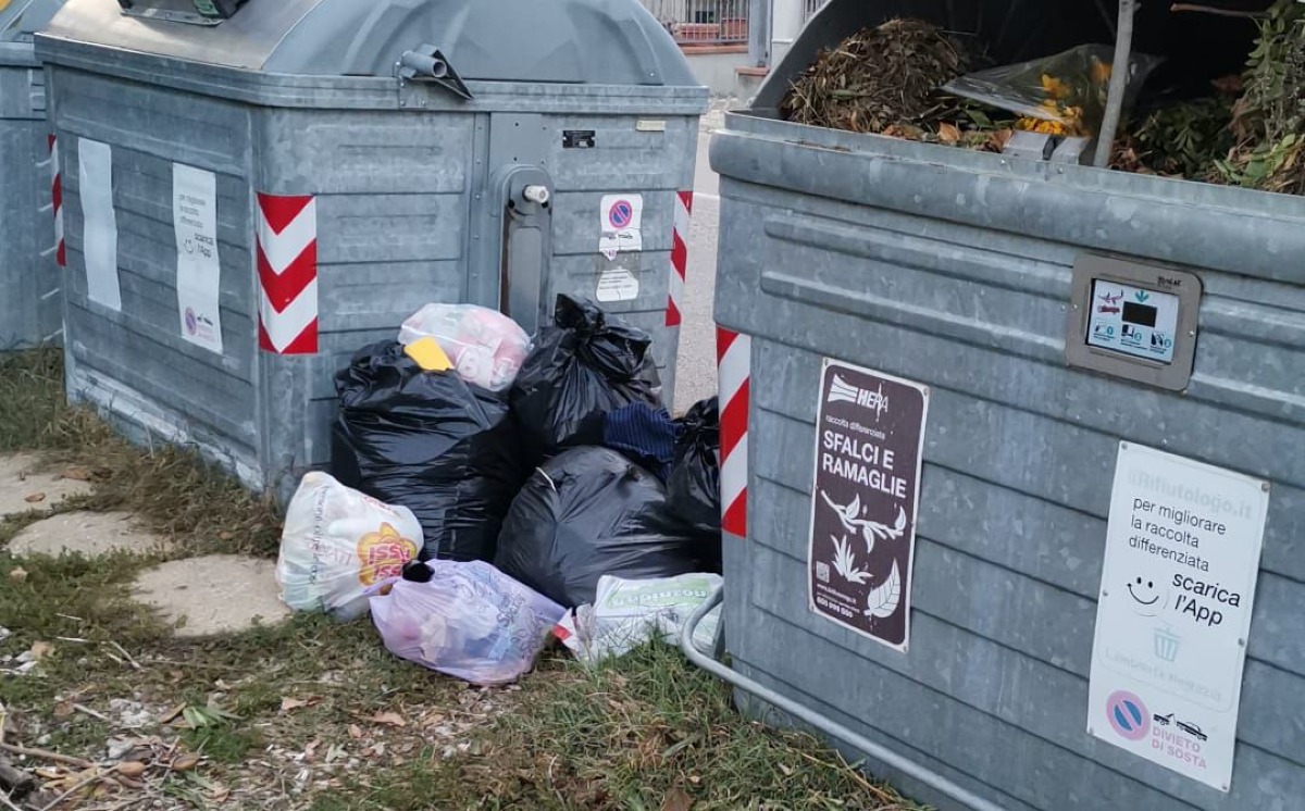Immondizia fuori dai cassonetti a Villa Verucchio - 