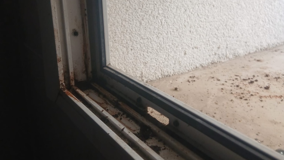 Miramare, ladri in azione nell'hotel chiuso. Il proprietario: "Basta degrado, il Comune intervenga" - La finestra scassinata