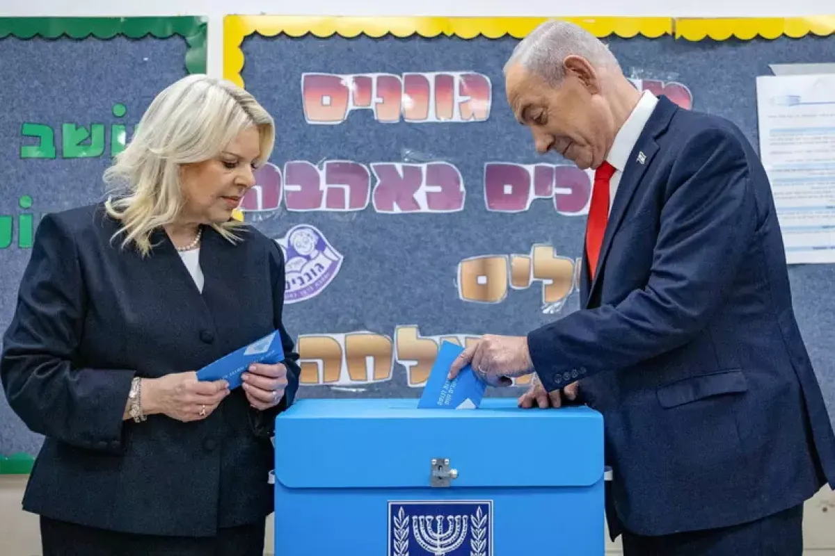 Affluenza record: Netanyahu mobilita gli elettori del Likud -  Israele alle urne, Netanyahu vota con la moglie © ANSA/EPA
