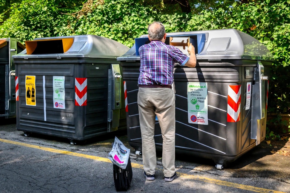 Rimini, cassonetti accessibili senza Carta Smeraldo per carta e plastica - I cassonetti 