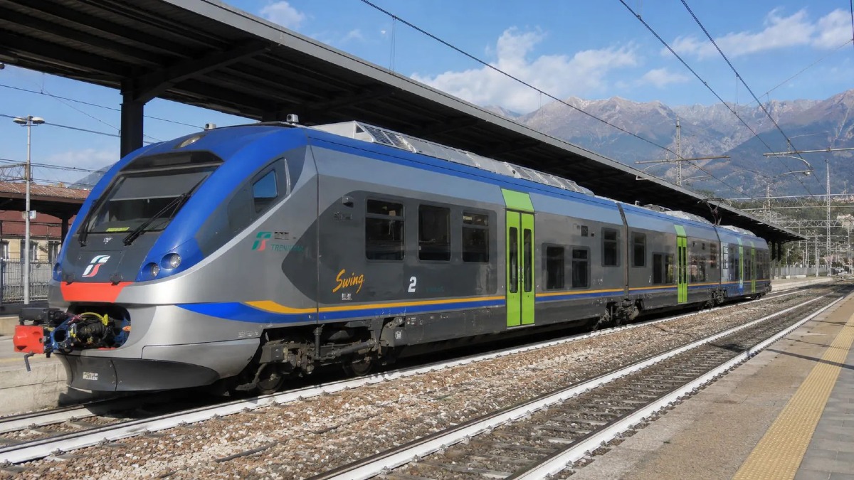 Minaccia di buttarsi sotto un treno alla stazione, 30enne salvato dalla Polizia locale - 