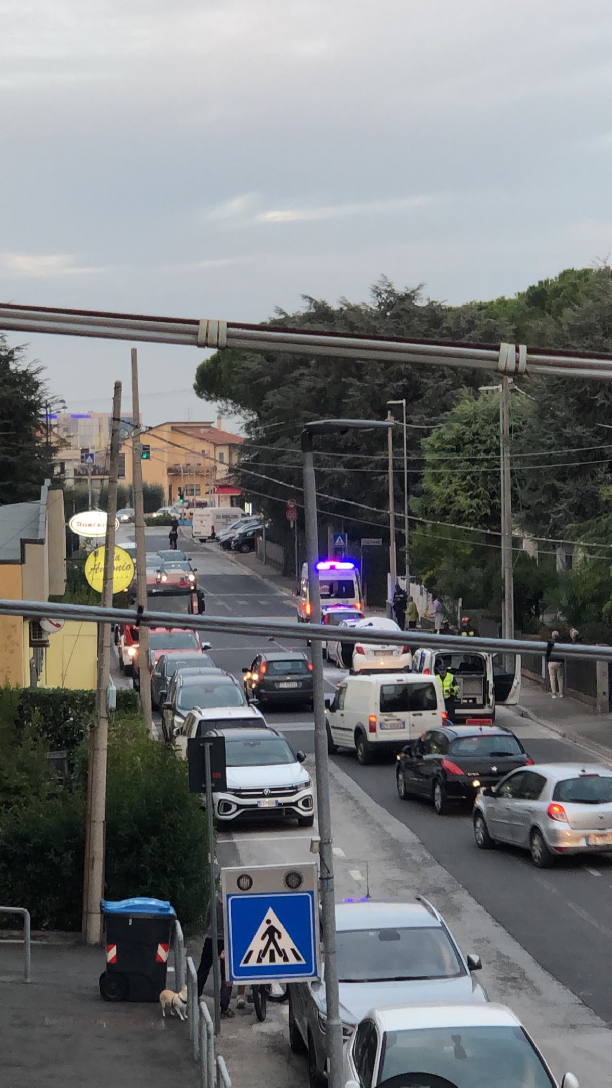 Santarcangelo, violento tamponamento in via Ugo Bassi: auto prende fuoco dopo lo scontro - 