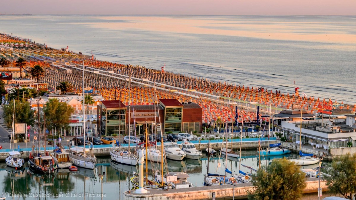 Riccione, l’ex hotel Belsoggiorno sarà demolito: 100mila euro per l’illuminazione - La spiaggia di Riccione 