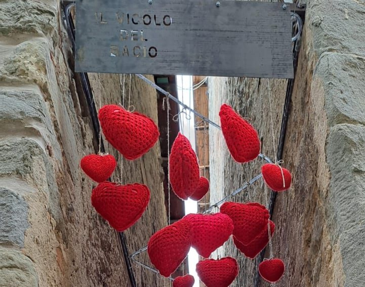 Vicolo del Bacio a Sant'Agata Feltria: 64 cuori rossi trasformano uno scorcio del borgo in un luogo romantico - 
