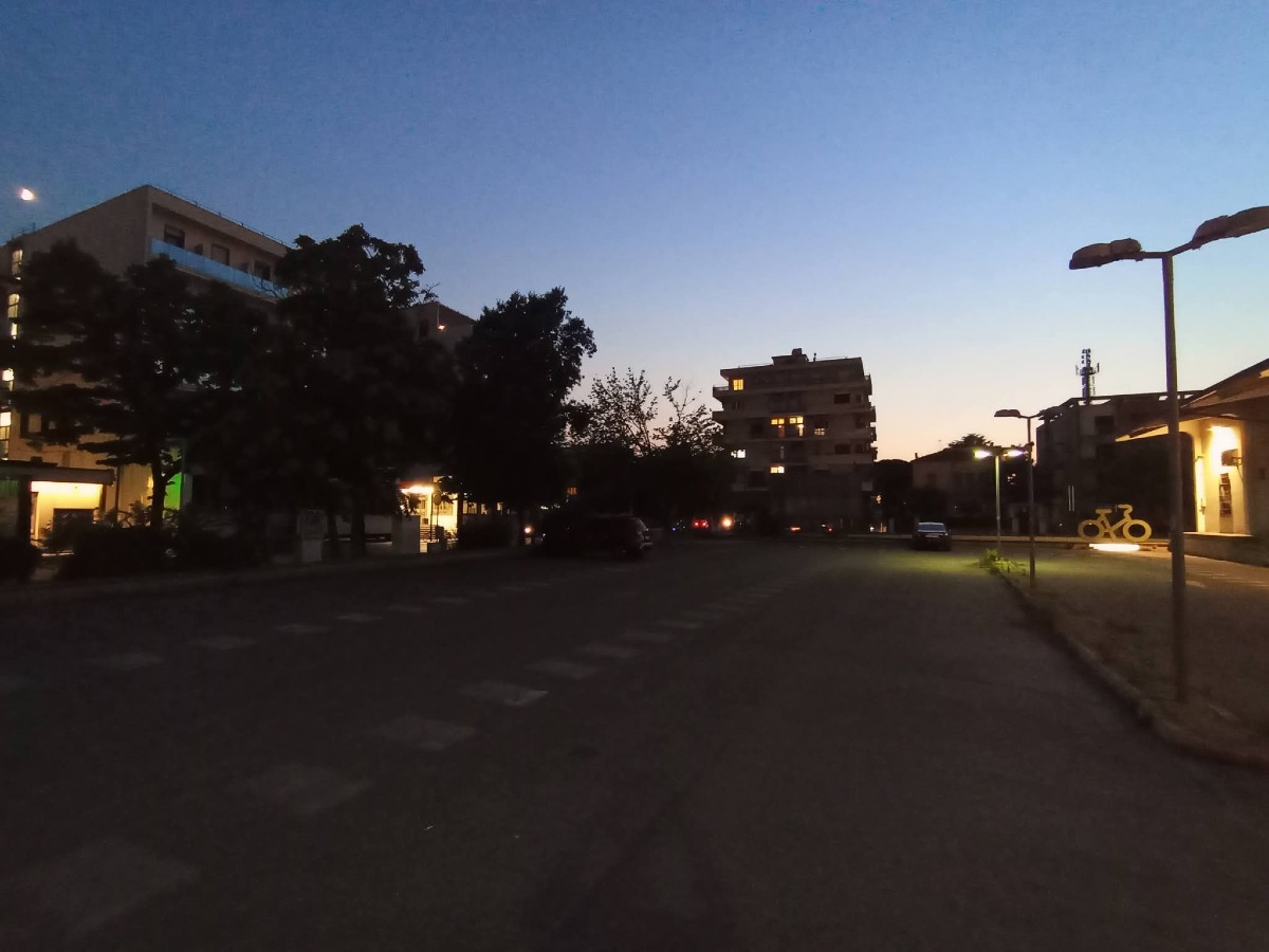 Un lettore: "Scarsa illuminazione davanti alla stazione di Rimini: luogo insicuro" - 