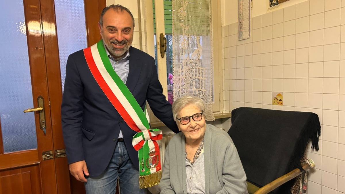 I 100 anni di nonna Olga: nata a Sant'Ermete e simbolo di longevità e laboriosità - Olga Tamagnini con l'assessore Magrini