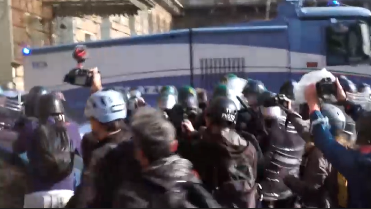 Sciopero generale, cortei in tutta Italia. Scontri a Torino: cariche in piazza Castello - 