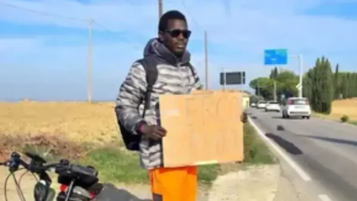 Ha un cartello ed è a bordo strada, ma non fa l'autostop: "Cerco lavoro". Imprenditore di Corpolò lo assume - La foto pubblicata da Gabriele Geminiani