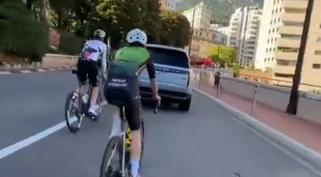 Pogacar zigzaga nel traffico di Monaco, e il web si infuria - 