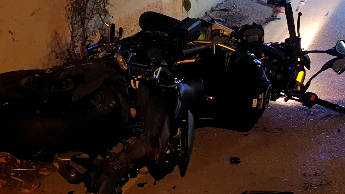 Scontro tra auto e moto in via Sacramora a Rimini: giovane centauro finisce contro un muro - 