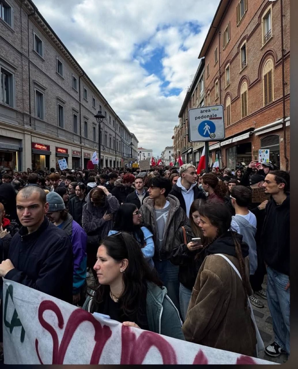 Sciopero generale a Rimini, migliaia in corteo: manifestanti bloccano un'arteria cittadina - 