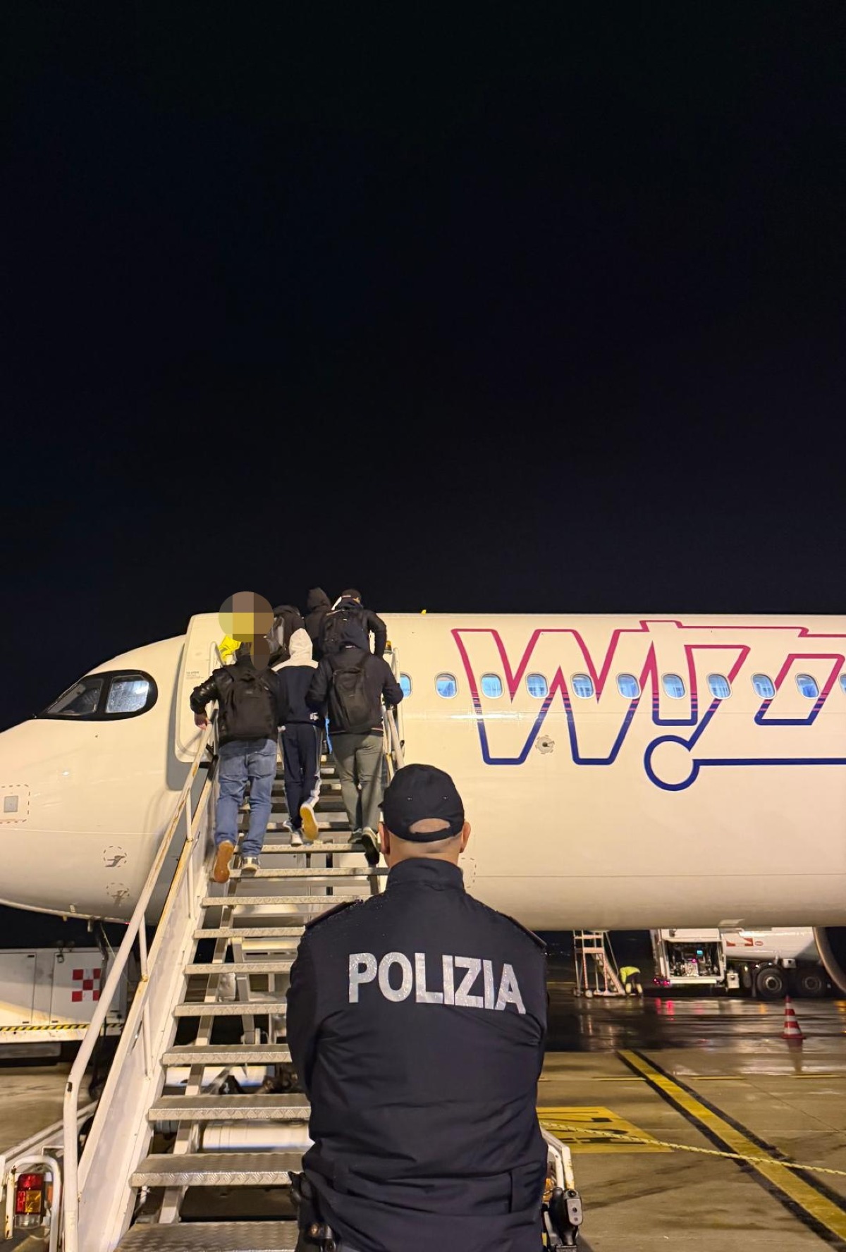 Rimini, fuga su una BMW rubata: espulsi due albanesi, non potranno tornare in Italia per 10 anni - 