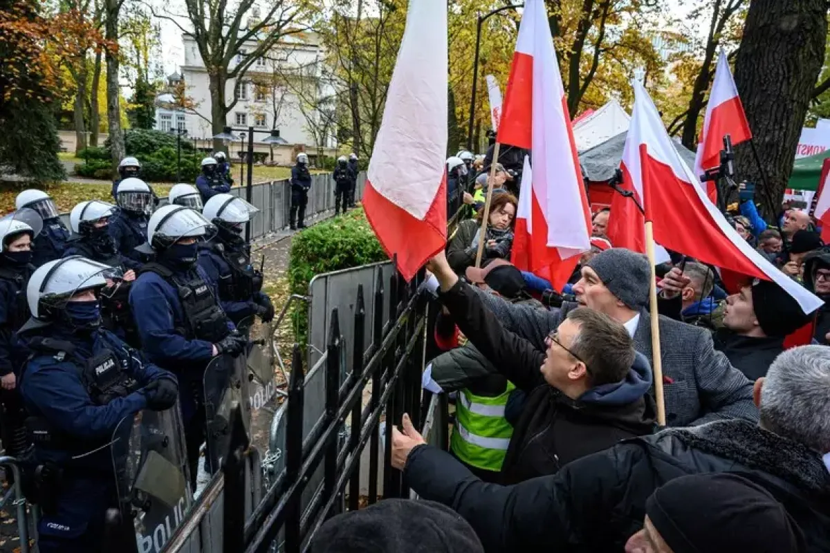 Polonia, scontro tra Tusk e Nawrocki: la crisi investe la Corte costituzionale - © Ansa