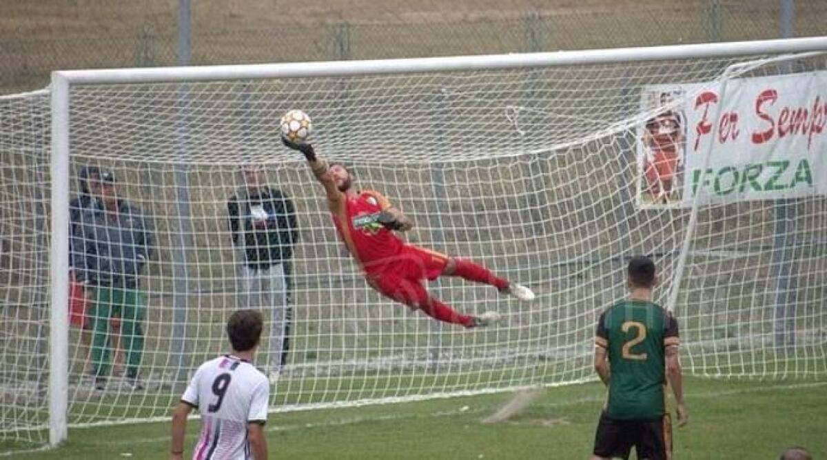 Calcio Eccellenza, Coppa: Novafeltria-Rimini, tra i pali biancorossi l'ex Renzetti - Il portiere Matteo Renzetti in azione