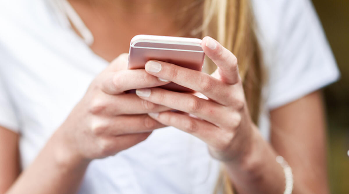 Troppe richieste di amicizia sui social, poi la scoperta: erano state diffuse sue foto di nudo. Scatta denuncia - Repertorio