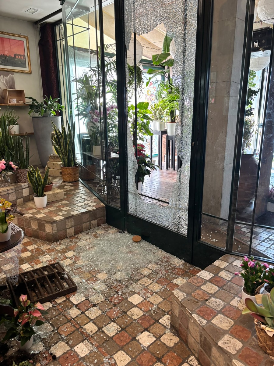 La spaccata al negozio di fiori 