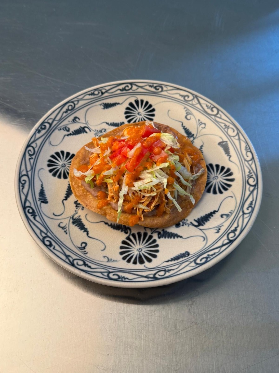 Tostada de tinga di pollo e salsa rossa