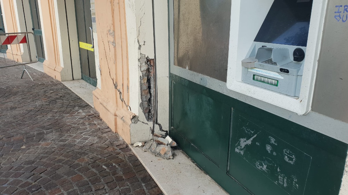 Schianto contro la posta